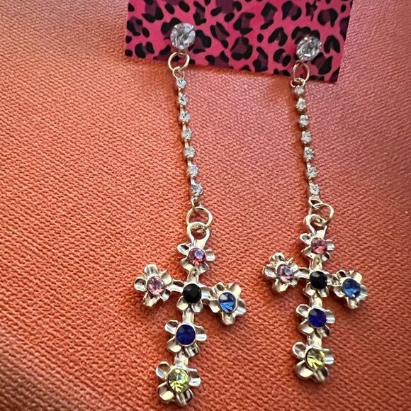 ✝️ Betsey Johnson stunning cross dangle earrings ✝️ - Picture 3 of 7